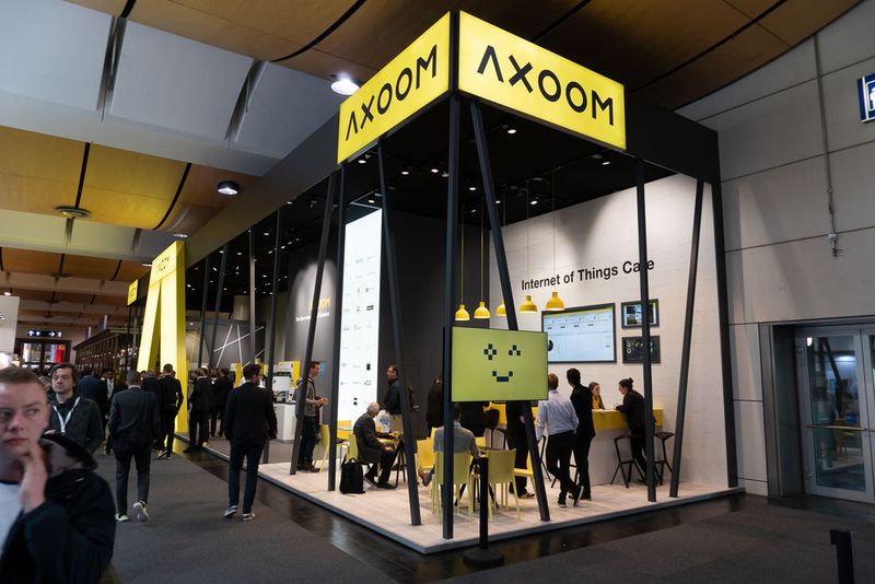 Axoom  Bei Axoom lief der diesjährige Messestand ganz unter dem Motto „Alles live“. Um den Einstieg in die Industrie 4.0 zu wagen, bietet das Unternehmen eine Standard-Schnittstelle an, die Maschinen befähigen soll, sich selbstständig mit der offenen Axoom IIoT-Plattform zu verbinden, wo die gesendeten Daten anschließend gebündelt und den einzelnen Maschinen-Apps bereitgestellt werden. Mehr Informationen unter www.axoom.com  (Bild: Vogel Communications Group)