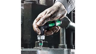Der abgewinkelte Griff ermöglicht druckvolles und kräftiges Schrauben. (Foto: Wera)