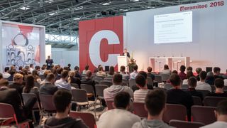 Das Rahmenprogramm der Ceramitec 2022 bietet drei Tage lang Fachvorträge, Podiumsdiskussionen und Ausstellerpräsentationen in rund 30 Slots  – unter anderem zum Thema additive Fertigung. (Bild: Messe München)