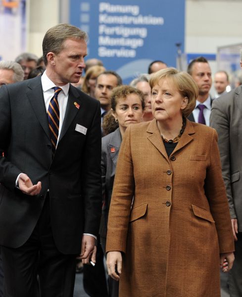 Wolfram von Fritsch, Vorstandsvorsitzender Deutsche Messe, informiert Angela Merkel beim Eröffnungsrundgang über die momentane Lage der Hannover Messe. (Archiv: Vogel Business Media)