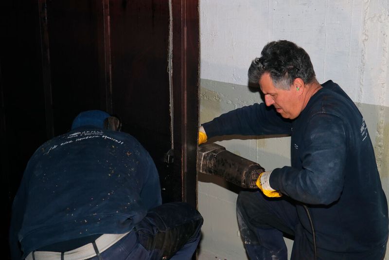 Die vertikalen Schnitte führen Jehle-Obermonteur Uwe Schwarz und seine Kollegen von oben nach unten aus....  (Bild: Trumpf)