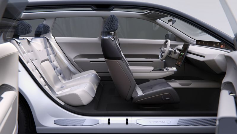 Gli interni della concept car Skoda Vision O sono stati progettati appositamente in un’ottica di economia circolare. Il poggiatesta in TPU, realizzato con la tecnologia di produzione additiva, può essere smaltito direttamente per il riciclaggio al termine del suo ciclo di vita.(Bild:  Skoda)