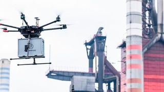 Die autonome Drohne soll die Lieferung von Werkstoffproben beschleunigen und sicherer machen. (Thyssenkrupp)