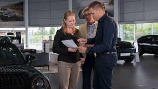 Bei der Kundeninformation zu bestehenden Mängeln am Fahrzeug müssen Autohändler genau die gesetzlichen Vorgaben beachten.  (Bild: ProMotor)