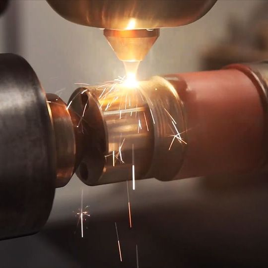 Bewährte Prozesse des Laserauftragschweißens werden vom Fraunhofer ILT aus Aachen und Etxetar aus Spanien jetzt soweit optimiert, dass sie in weiteren Industriezweigen dabei helfen können, neue Anforderungen zu erfüllen. Hier wird eine Eisenbahnachse per LMD repariert.(Bild:  Etxetar)