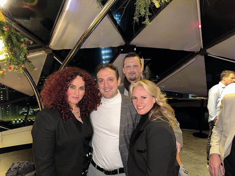 Besa Agaj (IT-BUSINESS) mit Thomas Spanidis und Bettina Roderhoff (Samsung) (Bild: Vogel IT-Medien)