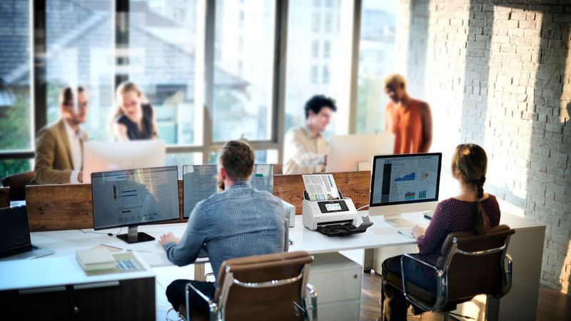 Trotz fortschreitender Digitalisierung bleibt der parallele Umgang mit Papier notwendig: Neben neuen Papieranträgen sind viele Altbestände noch nicht vollständig digitalisiert. Daher werden Originale bislang aus rechtlichen Gründen aufbewahrt und zusätzlich für die interne Bearbeitung eingescannt.(Bild: ©  Rawpixel.com – stock.adobe.com)