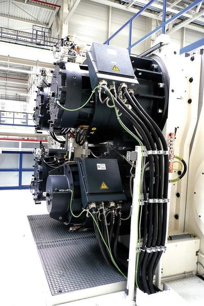 Bild 2: Gewaltige Torque-Motoren sorgen  für den hochdynamischen Servo-Direkt-Antrieb; im Bild die Torque-Motoren an der Kopfpresse. (Archiv: Vogel Business Media)