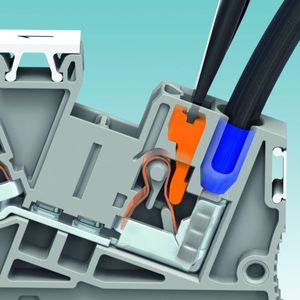 Der Push-In-Anschluss - mit um 50 Prozent geringeren Steckkräften werden Leiter ab 0,34 mm² ohne Werkzeug direkt gesteckt.  Bilder: Phoenix Contact