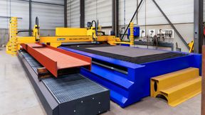 Pari Metal entschied sich für eine Plasmaschneidanlage der MG-Baureihe von Microstep – ein echtes Kraftpaket. Die 15 Meter lange und 2,5 Meter breite Anlage ist zudem mit einem Ausleger an der Portalbrücke ausgestattet, der die Bearbeitung von Rohren mit einem Durchmesser von bis zu 1000 mm ermöglicht. Damit lassen sich nicht nur Blechtafeln, sondern auch Profile präzise schneiden. (Bild: Microstep)
