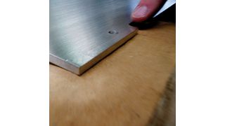 Auf die Kante kommt es bei Blechteilen besonders darauf an. Mit Lamellen-Bürsten erreicht der Schleifmaschinenhersteller Paul Ernst optimale Ergebnisse, ohne die Blech-Oberfläche zu zerspanen. (Archiv: Vogel Business Media)