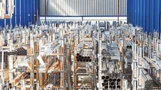 Die Schatzkammer von Sülzle Hagmeyer: Für die hochwertigen Stahl- und Aluminiumprodukte errichtete der Metallhändler 2001 eine eigene Halle. 2022 erhielt das Lager ein Update. (Bild: Sülzle)