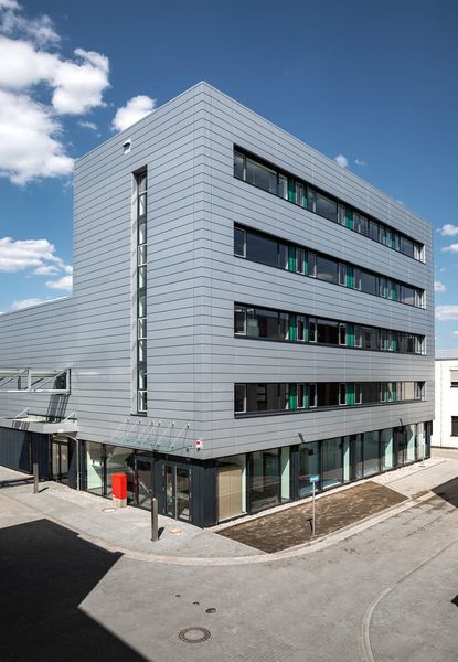 IDT Biologika hat ein neues multifunktionales Impfstoff-Produktionsgebäude am Bio-Pharma-Park in Dessau eingeweiht.  (IDT Biologika )