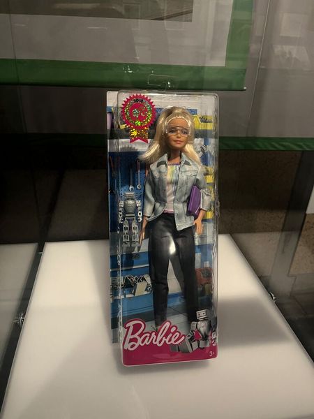 Männerdomäne: In der IT-Branche waren 2021 nur 18 Prozent der Mitarbeitenen Frauen. Um auch junge Frauen und Mädchen mehr für Informatik und Technik zu begeistern, stellte Mattel 2018 die Robotik-Ingeneurin-Barbie vor.  (© cm)