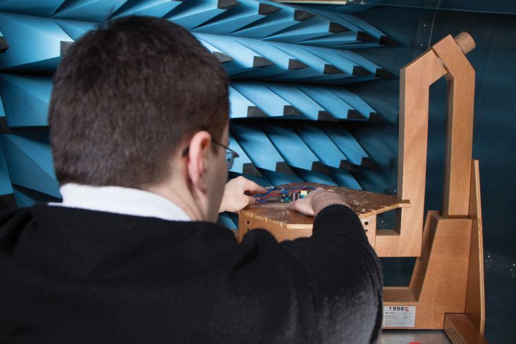 Bild 2: Prüfling im Innenbereich der GTEM-Zelle. (inpotron)