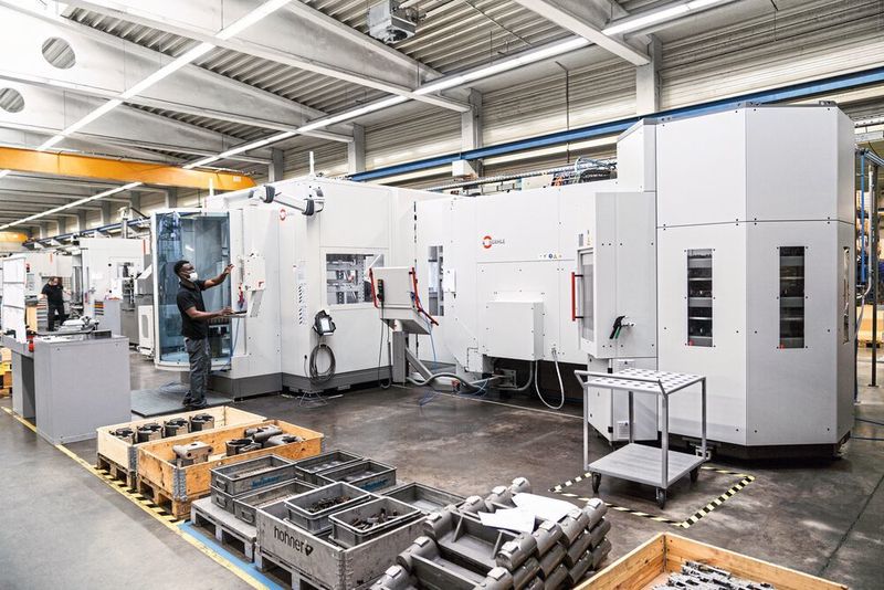 Die Hohner Maschinenbau GmbH hat trotz Corona­krise investiert: Die  C 650 U und der RS3-Roboter sind seit November 2020 in Betrieb. Im März 2021 komplettierte die  C 400 U die Anlage. (maikgoering photography)