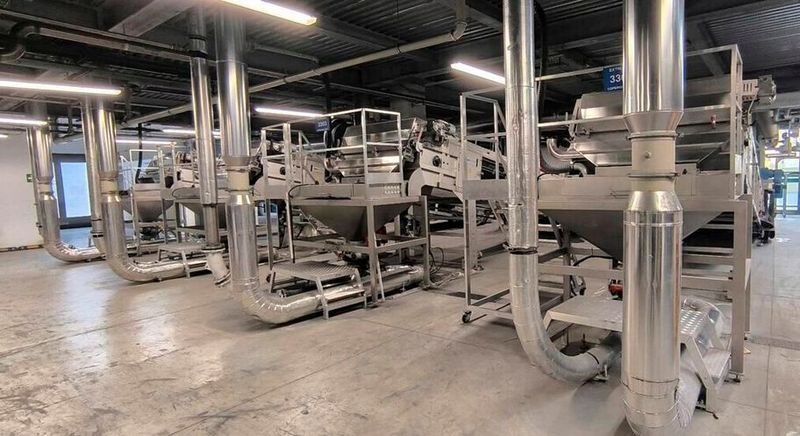 Four new manufacturing lines are now operational following the 21-million-euro project – two of them dedicated to automotive primers and two to architectural coatings. 