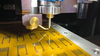 Ein Aerosol-Jet-Drucker in Hersams Labor trägt elektronische Tinten auf ein flexibles Polymersubstrat auf. (Bild: Mark Hersam/Northwestern University)