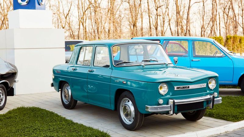 Der angekündigte Dacia 1300 war zur Eröffnung des neuen Werks 1966 noch nicht verfügbar, weshalb zur Überbrückung der Heckmotor-Wagen Renault R8 als Dacia 1100 gebaut wurde. Nachdem 1969 die Produktion des Dacia 1300 anlief, endete die Produktion des Dacia 1100 Ende 1970.  (Bild: Dacia)