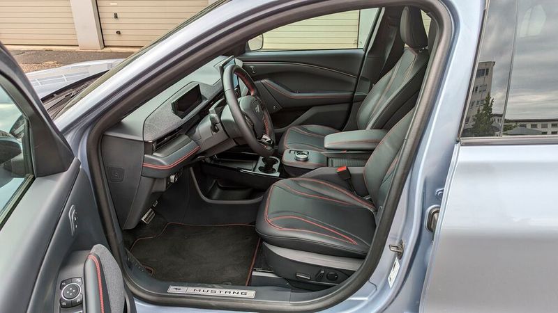 Der Innenraum ist hochwertig eingerichtet und gut verarbeitet. Was wie Leder aussieht, ist heute natürlich Kunstleder. (Bild: Rosenow – VCG)