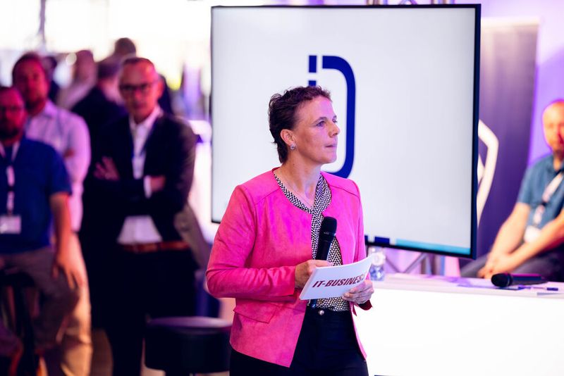 Podiumsdiskussion: Moderation durch Sylvia Lösel (Chefredakteurin IT-BUSINESS) (Bild: Dierck Group)