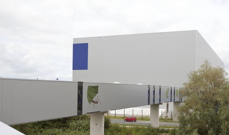 Die Förderbrücke verbindet das Hochregallager mit dem neuen Sortergebäude. (Bild: Köster)
