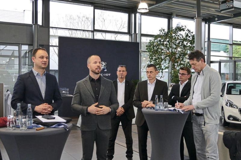 Eröffnung: (v. li.) Andreas Peter und Marco Heisch (PSA-Gruppe). (Autohaus Peter)
