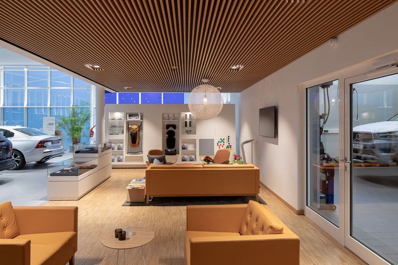 Die Kundenwartezone lädt in warmer Atmoshpäre zum Verweilen ein. (Volvo)