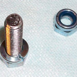 Chemische Schraubensicherungen, so genannte anaerobe Klebeverbindungen, bieten bei richtiger Anwendung viele Vorteile gegenüber der mechanischen Sicherung.