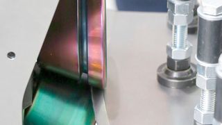 Auch das Rollformen mit Roboteruntersützung hat man am Fraunhofer-IWU optimiert. Ein optisches Messsystem erfasst dabei nämlich jetzt die bei jeder Fahrt erreichte Ist-Geometrie und analysiert Abweichungen. Bei den nachfolgenden Bearbeitungszyklen wird korrigiert. (Bild: Fraunhofer-IWU)