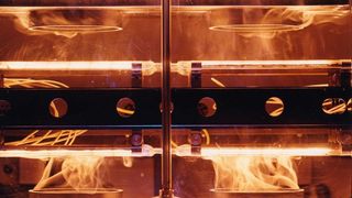 Infrarot-Strahler helfen glasfaserverstärkte Druckbehälter zu verschweißen.  (Bild: Heraeus Noblelight)