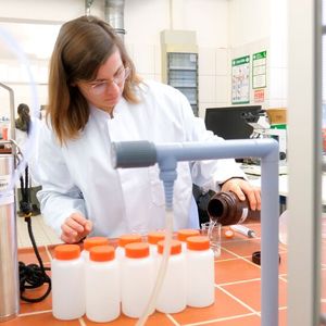 Alena Seidenfaden von der Universität Rostock bearbeitet eine Wasserprobe im Labor zur weiteren Untersuchung.(Bild:  EU 4 Regions)