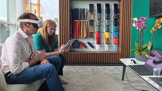 Kunden der Edelmarke Aston Martin können Fahrzeuge jetzt auch per Datenbrille konfigurieren. (Bild: MHP Management- und IT-Beratung GmbH)
