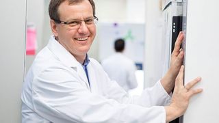 Professor Hartmut Geiger, Leiter des Instituts für Molekulare Medizin an der Universität Ulm (Bild: Heiko Grandel / Uni Ulm)