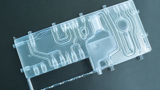 Sauber und dicht: Fast vier Meter Schweißnahtlänge müssen entlang der Fluidikkanäle sicher geschweißt werden. (Bild: Leister)