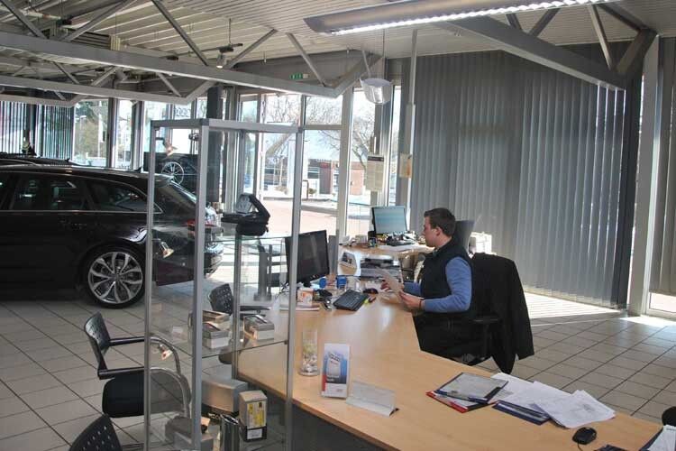 Hier läßt es sich gut arbeiten: die Verkäuferarbeitsplatze im Autohaus Kuhn & Witte. (Foto: Kuhn & Witte)