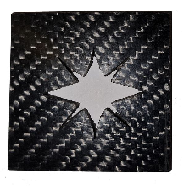 Solche Konturen können per Ultraschall-Schwingläppen auch in Composites eingearbeitet werden. Hier ein Beispiel in CFK (carbonfaserverstärkter Kunststoff). (Bild: IMP)