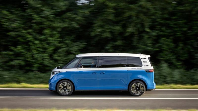 Die Basis für den alltagstauglichen Camper bildet der ID.Buzz Pro, wahlweise mit kurzem oder langem Radstand. (Bild: VW)