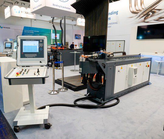 Die vollelektrische Rohrbiegemaschine CNC E 25 Orbital sei auf das Biegen von Busbars und die hohen Anforderungen der E-Automobilindustrie ausgerichtet. (Bild:  Schwarze-Robitec)