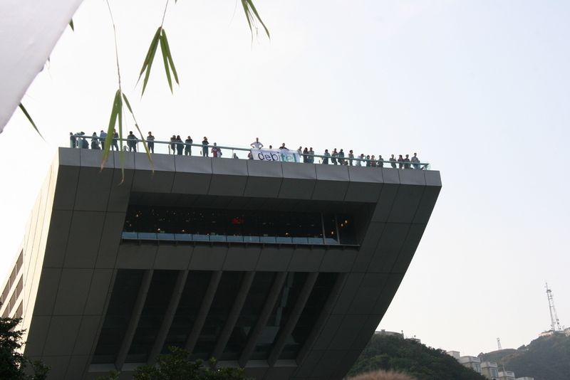 Auf dem 552 m hohen Berg Victoria Peak hissten die Händler die Debitel-Fahne. (Archiv: Vogel Business Media)