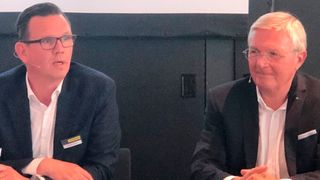 Gaben in einer kurzfristig anberaumten Pressekonferenz während der Stuttgarter Fachmesse Logimat ihre zum 1. Juni startende und zunächst auf drei Jahre angelegte Kooperation bekannt (v.l.): Steffen Bersch, CEO der SSI-Schäfer-Gruppe, und Prof. Michael ten Hompel, geschäftsführender Institutsleiter am Fraunhofer-IML. (Bild: Maienschein)