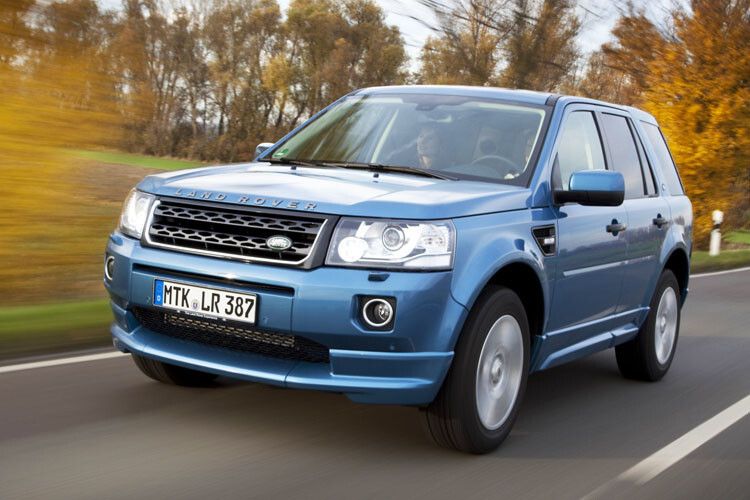 Optisch unterscheidet sich der überarbeitete Brite vom Vorgängermodell vor allem durch LED-Leuchteinheiten an Front und Heck. Die markante bullige Form bleibt erhalten. (Foto: Land Rover)