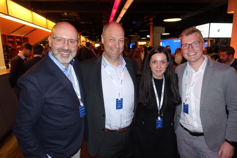 Freudiges Wiedersehen bei (v. l.) Christian Gäbel,(pco), Jörk Gödde und Eileen Kock, (Nuvias), und Julius Höltje, (pco). (Bild: IT-BUSINESS)