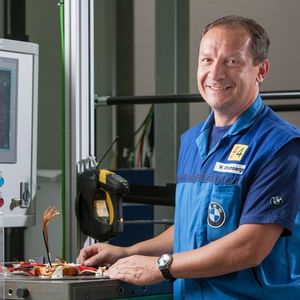 Fertigung von E-Antriebskomponenten: Verdrahten des Stators eines Elektro-Motors.