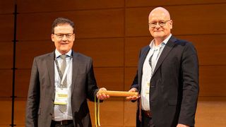 Bernd Schlömer übergab den Staffelstab an Dr. Markus Brakmann (v.r.n.l.) in Vertretung für Daniel Sieveke, Staatssekretär im Ministerium für Heimat, Kommunales, Bau und Digitalisierung des nächsten Gastgeber-Landes, Nordrhein-Westfalen (© MID Sachsen-Anhalt)