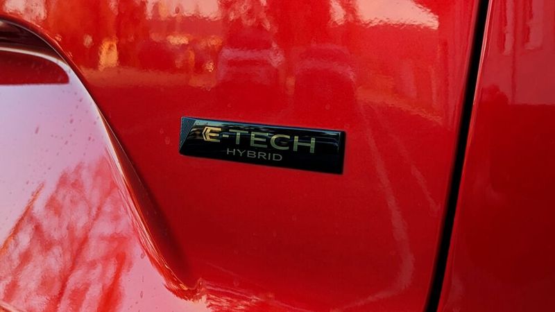 8. Der Kraftstoffverbrauch: Ein großes Auto und ein kleiner Ottomotor mit Turbolader: Das klingt nach hoher Last, großem Bedarf an Innenkühlung und damit hohem Verbrauch. Doch diese Erwartungen enttäuscht der Renault-Vollhybrid dankenswerterweise. Das als „Dedicated Hybrid Transmission“ entwickelte Getriebe und die beiden darin verbauten Elektromaschinen schaffen es offenbar, den Benziner so oft wie möglich im „Sweet Spot“ seines Verbrauchskennfeldes zu betreiben. Im Durchschnitt verbrauchte der Espace VI auf den autobahnlastigen Testfahrten bei »kfz-betrieb« etwa sieben Liter auf 100 Kilometern. (Bild: Rosenow – VCG)