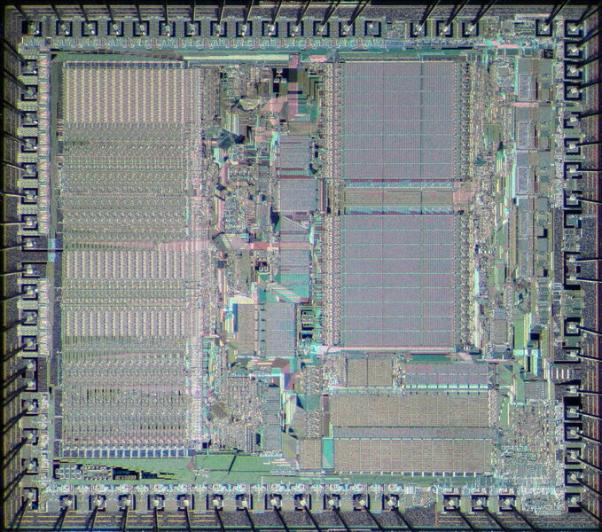 Die Ansicht eines Motorola 68000 in der Variante MC68000L12: Mit 68.000 Transistoren und einer internen 32-Bit-Architektur setzte der Prozessor 1979 neue Computing-Maßstäbe. (Motorola 68000 die / Pauli Rautakorpi / CC BY-SA 3.0)