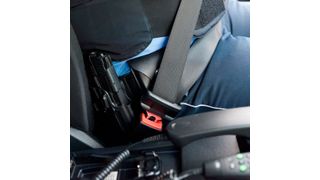 Flachere Sitzkissen erleichtern das Ein- und Aussteigen, das flexible und besonders lange Gurtschloss gibt mehr Spielraum für ein komfortables und einfaches Anschnallen, auch mit Polizeiausrüstung. (Daimler)