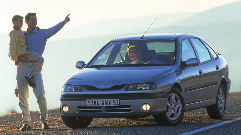 Den ersten Laguna brachte Renault 1994 auf den Markt. Er löste den seit Frühjahr 1986 gebauten Renault 21 ab. Zunächst war er nur als Fließhecklimousine verfügbar. Im September 1995 folgte eine Kombiversion, die hierzulande als „Grandtour“ verkauft wurde. Erhältlich war der Laguna in drei Vierzylinder-Benziner-, sowie zwei -Dieselvarianten. Außerdem gab es einen 3.0-V6-Benzinmotor. Als Vierventiler leistete er 190 PS (140 kW). Im April 1998 spendierte Renault dem  Laguna ein Facelift (genannt „Phase II“). (Bild: Hersteller)