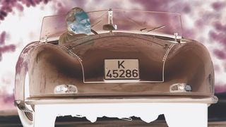 Der 356 ist der Urvater aller Serien-Porsche. Abgebildet ist der Porsche 356 Nummer 1 von 1948 mit Konstrukteur Ferry Porsche an dessen 85. Geburtstag, 1994. (Bild: Porsche)